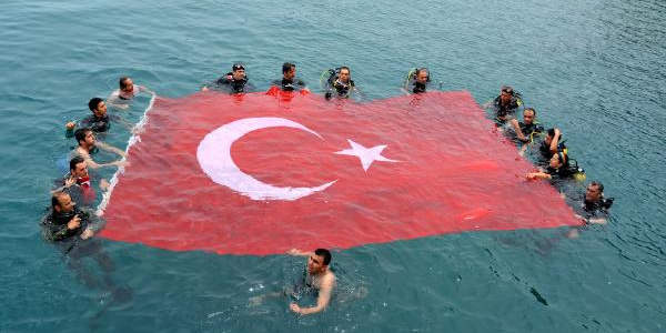 Özgür Haber - Denizde Dev Türk Bayrağı